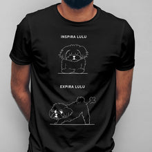 Carregar imagem no visualizador da galeria, T - shirt Inspira e Expira - Maltês | Personalizada de Animal de Estimação - Pet Story PT
