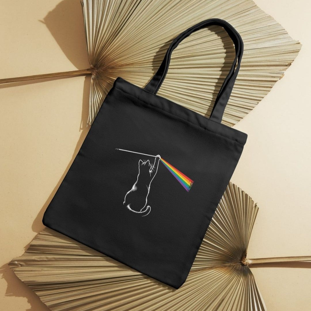 Tote bag preta com silhueta de gato suspenso numa linha e arco-íris